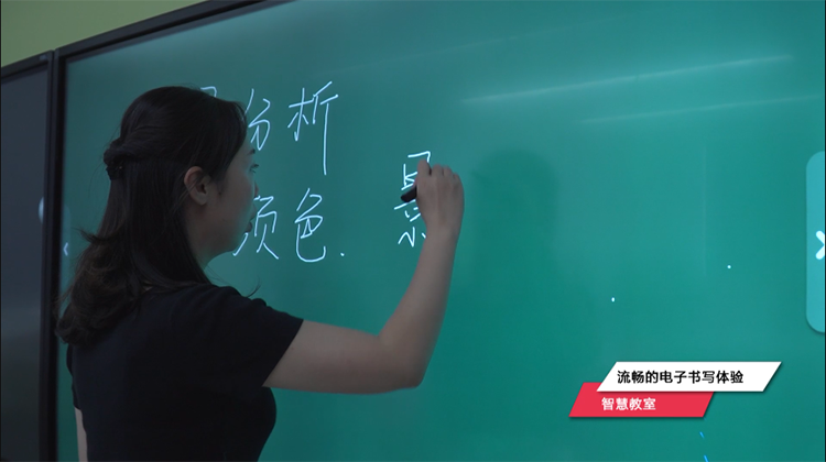 尊龙时凯黄淮学院智慧教室：智能交互平板电子书写体验